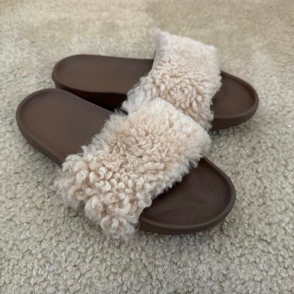 UGG royale tan fur slides